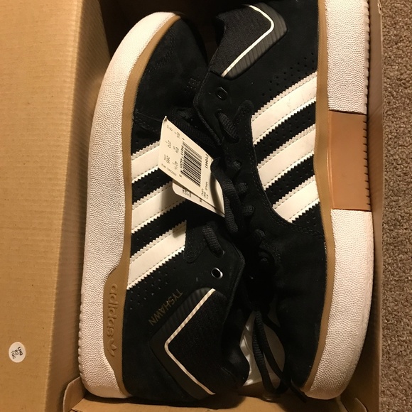 Adidas Tyshawn - Picture 1 of 5